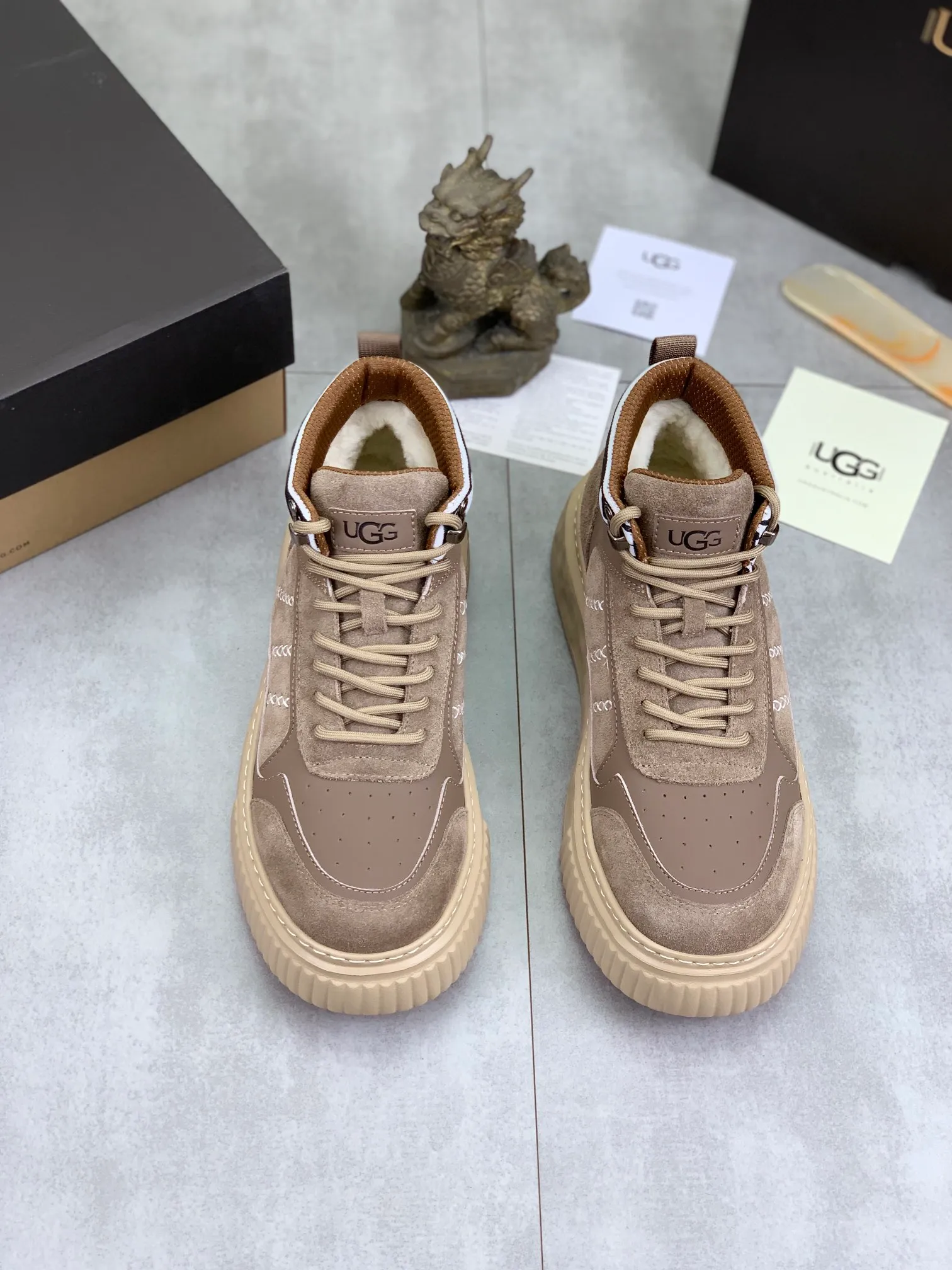 Men's shoes 💰P640 [New style] 💰 🆘 "Real wool" [UGG] 👉The popular men's shoes are synchronized with the official website 🔰The quality of the genuine products [satisfied] is not comparable to the imitations in the general market 🌀The upper is imported Italian frosted cowhide, and the lining is: foot pad 🅰️ grade 🐑Real wool👻Only Grade A can show the effect The hand feels smooth and delicate 🔱The shoe shape is grand, only genuine manufacturers can do it 🎄The perfect toughness of the original outsole 👻⬛️ can allow customers to bid farewell to one-time consumption. Real wool lining, super warm. Brown and gray available. Size: 39-44